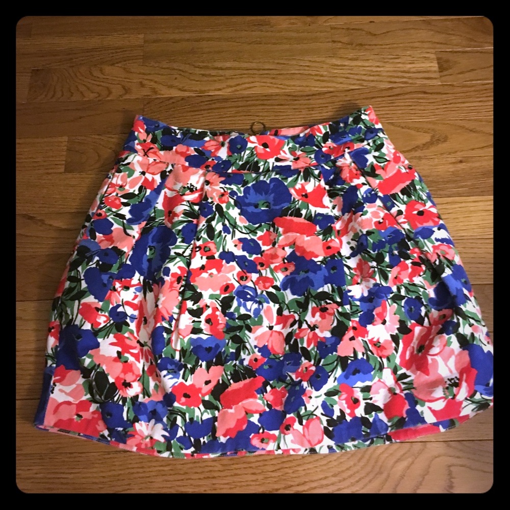 Zara TRF skirt with floral print and pockets